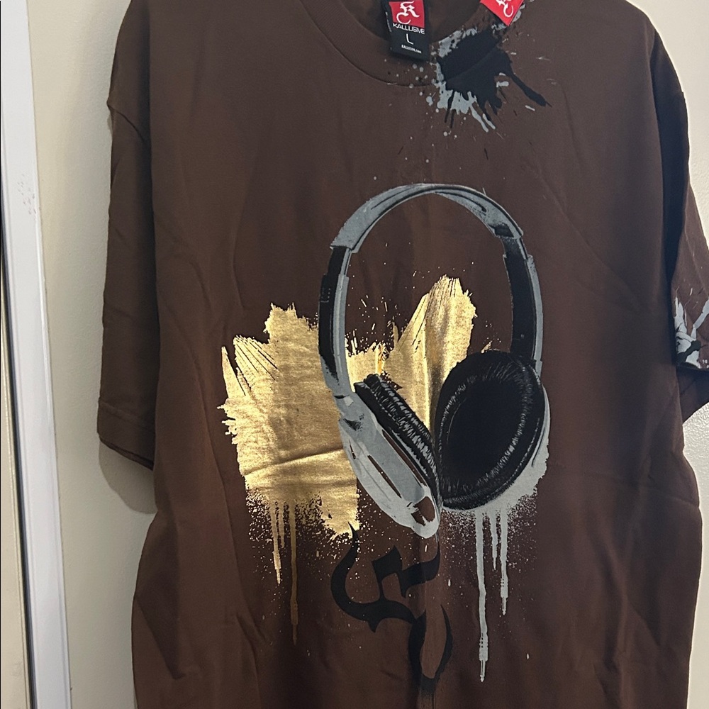 Stylish Brown Tee with Gold Headphones Graphic
